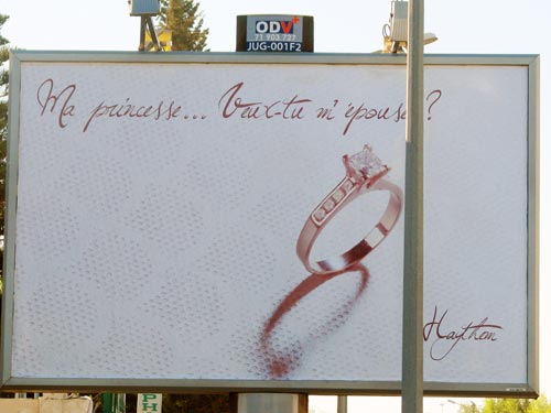 Vu en Tunisie : Une demande de mariage sur un panneau publicitaire dans la rue